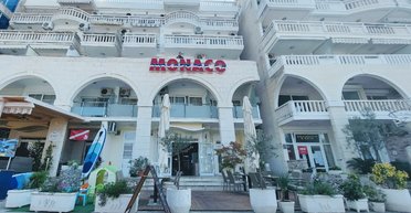 Дрались и крушили: в Черногории официанты избили российских туристов (видео)