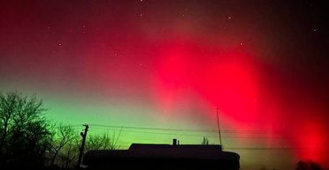 Видно з різних куточків: у небі над Україною спостерігають яскраве полярне сяйво (фото)