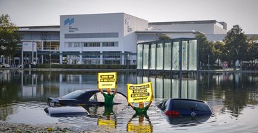 Хотіли врятувати планету: активісти втопили в озері кілька автомобілів (фото)