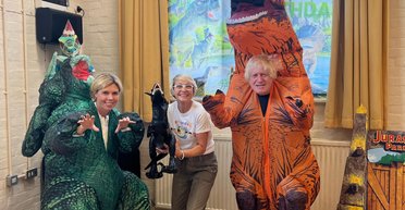 Борис Джонсон вбрався в помаранчевого динозавра (фото, відео)