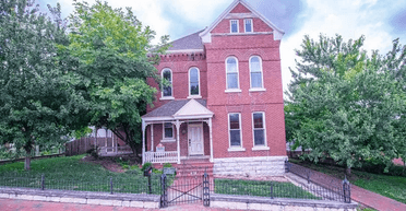 Лякає людей: у підвалі розкішного будинку виявили в'язницю на 9 камер (фото)