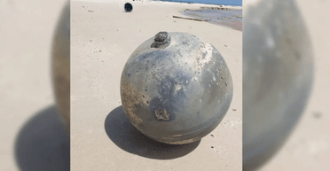 "З іншого світу": таємничу металеву кулю викинуло на пляж в Австралії (фото)