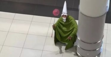 Торговий центр встановив таблички, що забороняють вхід людям у костюмах гнома (відео)