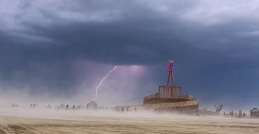 Посеред руйнівної бурі в пустелі жінка народила дитину: кажуть, що це знак