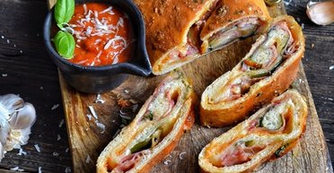 Пицца, названная в честь скандала и вулкана: как приготовить пицца-рулет Стромболи