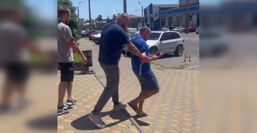 В Одессе тренер обматерил и пожелал смерти военным: его уже увезли сотрудники ТЦК (видео)