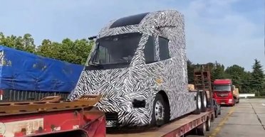 Безсоромний плагіат: у Китаї помітили двійника вантажівки Tesla Semi (відео)