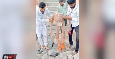 Из пещеры в Индии вывели 111-летнего отшельника, который всю жизнь провел в медитациях (видео)