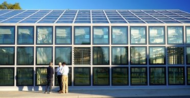 Майбутнє сонячної енергетики не на дахах: як прозорі панелі змінюють індустрію