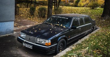 Раритет из 90-х: в Киеве заметили уникальный лимузин Volvo (фото)