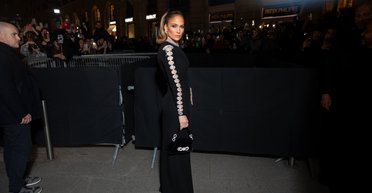 Дженніфер Лопес зʼявилася в Парижі в розкішній чорній сукні (фото)