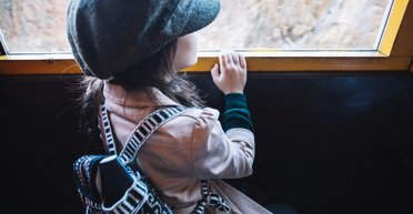 Школьница проехала остановку автобуса и заплакала: никто не ожидал, что сделал водитель (видео)