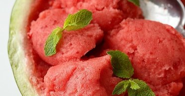 Літня насолода: швидке кавунове морозиво з мінімуму продуктів (відео)
