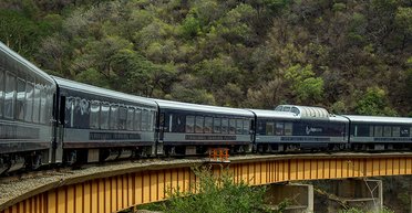 Строили почти 90 лет: как выглядит самый красивый железнодорожный маршрут в мире (видео)