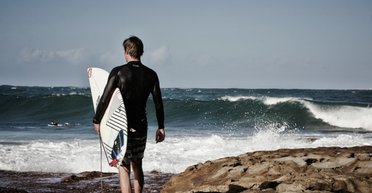 Мужчина пошел серфить на море и допустил "большую ошибку": вернулся домой другим (видео)