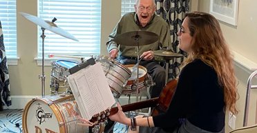 "Будьте обережні": 100-річний музикант розкрив свій особливий секрет довголіття (фото)