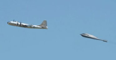 Историческое событие: в США совершили совместный полет два бомбардировщика B-29 и B-2 (видео)