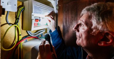 Свет в квартире 24 часа в сутки: как украинец решил проблему с отключениями у себя дома