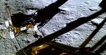 Історичні кадри. Оприлюднено ролик перших "кроків" місяцеходу місії "Чандраян-3" на Місяці (відео)