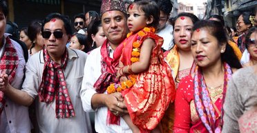 В Непале двухлетнюю девочку выбрали живой богиней Кумари (видео)