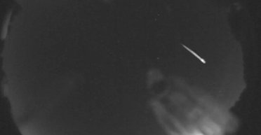 Шабаш на мітлах і темні фігури: NASA показало моторошні знімки спостережень за метеорами (фото)