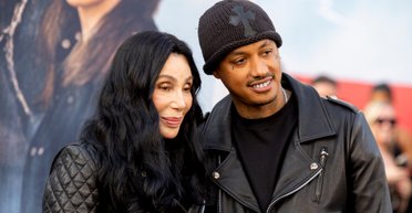 Щасливі разом: 78-річна Шер із молодим бойфрендом відвідали прем'єру в Голлівуді (фото)