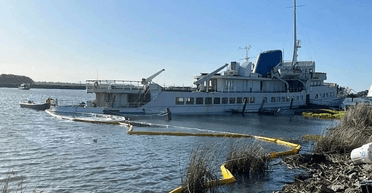 Чоловік витратив 1 млн доларів на відновлення круїзного лайнера: тепер він тоне (фото)