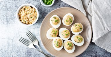 Яйца, фаршированные печенью трески: рецепт вкусной фуршетной закуски