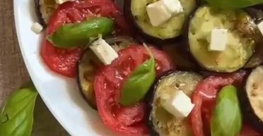 Яскраво та ароматно: рецепт салату з баклажанами та сиром