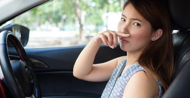 Признак серьезной проблемы: механик предупредил об опасном "сладком" запахе в авто