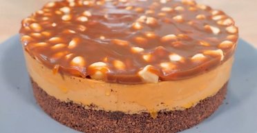 Мечта любителей шоколадных батончиков: торт "Сникерс" без выпечки