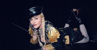 Мадонна впала на сцені зі стільця під час концерту (відео)