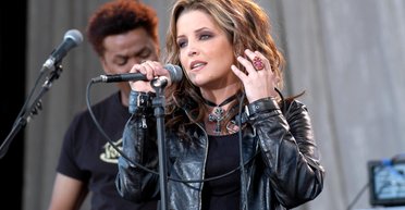 "80 таблеток на день": Ліза Марі Преслі в мемуарах зізналася в наркотичній залежності (фото)