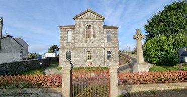 У Британії під житловий будинок продають будівлю церкви з органом і власним кладовищем (фото)