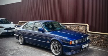 Их выпустили всего 507: в Киеве заметили скоростной заряженный BMW 90-х (фото)