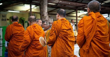 "Хотела Mercedes и согрешила": женщина попала в скандал с тайскими монахами (фото)