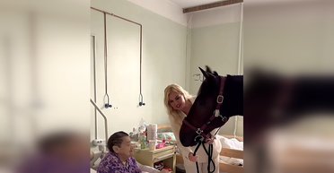 "Какое чудо": певица Камалия привела в киевскую больницу лошадь (видео)