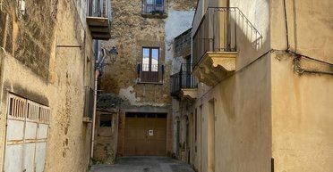 Жінка відбудувала дім, куплений за 1 євро: тепер його вартість оцінюють у мільйони (фото)