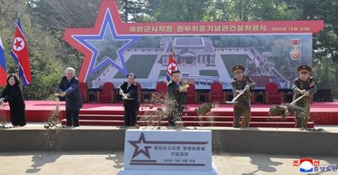 В КНДР заложили мемориал погибшим на войне: Ким Чен Ын под слезы присутствующих объявил о "военном братстве" с РФ