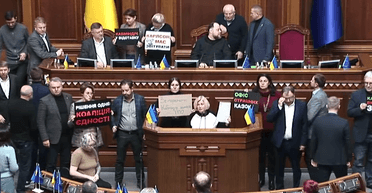 Второй раз подряд: "ЕС" заблокировала трибуну в Раде перед голосованием за отставку министров