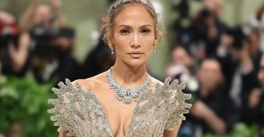 Самотня і не в дусі: Дженніфер Лопес з'явилася на Met Gala 2024 без Бена Аффлека