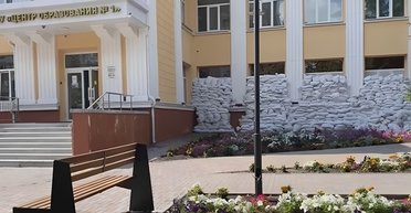 Перед навчальним роком: у Бєлгороді вікна перших поверхів шкіл закривають мішками з піском (відео)