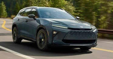 Toyota показала премиальный семейный кроссовер с расходом 6,5 л на 100 км (фото)