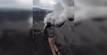 Смертельно опасно: туристка забралась на вулкан, который извергается уже 90 лет (видео)