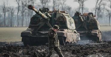 "Шукають слабкі місця": у росіян перевага в боєприпасах і техніці в районі Бахмута (відео)