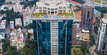 Не успел побывать внутри: миллиардер построил огромный особняк на крыше небоскреба (фото)