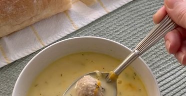 Суп із плавленим сиром і фрикадельками: смачна та легка страва