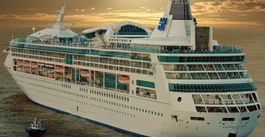 На очах у туристів: пасажир круїзного лайнера стрибнув за борт, щоб не платити (фото)