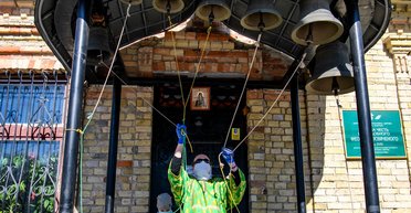 Бог и намерения целует. Почему УПЦ МП зовет прихожан под храмы и что рекомендуют другие церкви