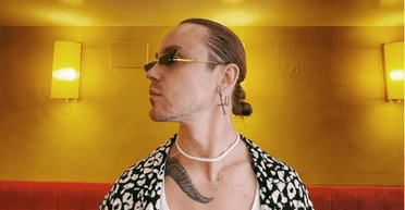 Артем Пивоваров на концерті зламав носа фанатці (відео)